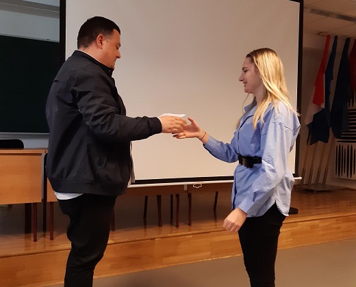 Prezentacija i obrana radova bila je u Koprivnici na Sveuilitu Sjever organizaciji Odjela za logistiku i odrivu mobilnost 26.04.2022. godine. Finalisti natjecanja predstavili su svoje radove pred povjerenstvom koje se sastojalo od predstavnika Odjela za logistiku i odrivu mobilnost te mentora finalista. Mentor naim maturanticama je njihov nastavnik prometne grupe predmeta Leon Jagoi koji posebno moe biti zadovoljan injenicom da je u konkurenciji bilo i kola koje se bave iskljuivo prometom i strojarstvom. Ono to je vano za nae maturantice je da su s osvojenim prvim mjestom ostvarile pravo izravnog upisa na preddiplomski studij Logistike i mobilnosti na Sveuilitu Sjever i time rijeile jednu veliku brigu oko upisa na fakultet.  Osim finala natjecanja, svi prisutni upoznati su sa svim studijskim programima Sveuilita Sjever kao i samim Sveuilitem. Organizirane su radionice u kojima su uenici srednjih kola mogli isprobati VR, odnosno simulacijske programe kao i to su organizirana predavanja o primjeni umjetne inteligencije, dronova i te logistikih tehnologijama. estitamo Emi, Karolini i Elizabeti i njihovom mentoru Leonu Jagoiu! Zoran Kova